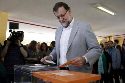 El presidente del Gobierno, Mariano Rajoy, ejerce su derecho a voto en las elecciones del 24M.-Foto: JUAN MEDINA / REUTERS