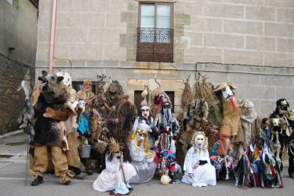 Varios vecinos posan con sus máscaras y disfraces./ Asociación Cultural Mecerreyes