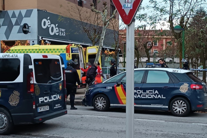 Intervención policial después de que un hombre lanzase objetos desde la ventana de su casa en Burgos. D. S. M.