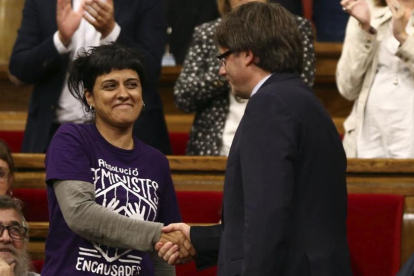 La diputada de la CUP, Anna Gabriel, y el president de la Generalitat, Carles Puigdemont.-EFE / TONI ALBIR