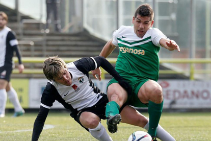 Garrido disputa el balón junto a Prosi en el encuentro que jugó el Racing de Ferrol enEl Plantío la pasada campaña.-SANTI OTERO