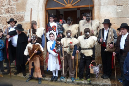 Foto de familia de los protagonistas de la Fiesta del Gallo. A.C.M.