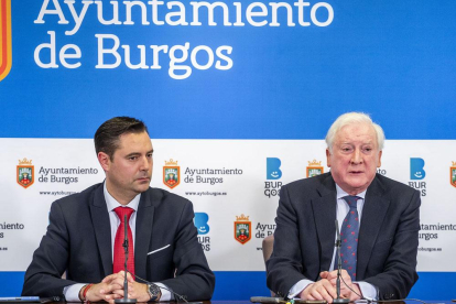 El alcalde y el presidente de la Fundación Atapuerca sellaron ayer el acuerdo.-SANTI OTERO