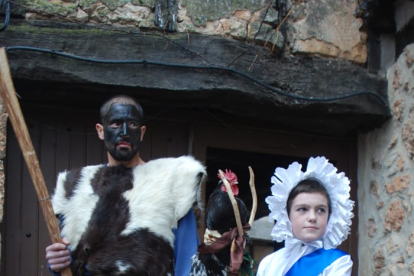 El Rey junto a un zarramaco, el encargado de proteger al gallo./  Asociación Cultural Mecerreyes