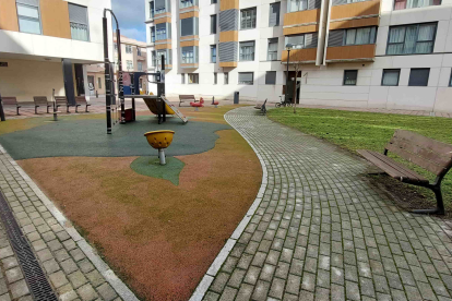 Vista general del parque infantil y de los jardines de la calle Diego de Leiva. ECB