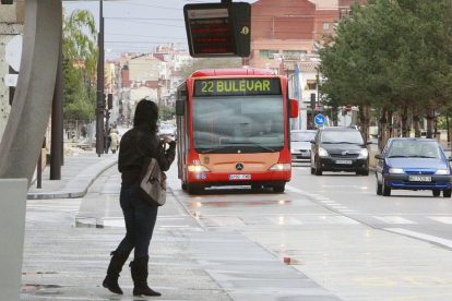 Una mujer espera a un autobús en una de las paradas del Bulevar.-RAÚL G. OCHOA