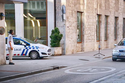 Una patrulla de la Policía Local, en un control de velocidad en la calle Santander. ECB