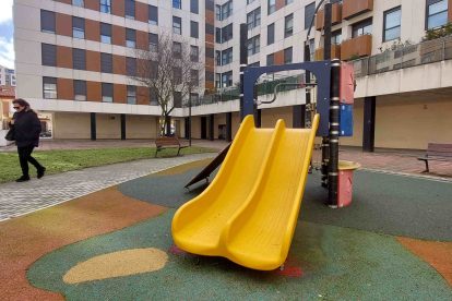El tobogán del parque infantil YA renovado, así como la superficie de caucho. ECB