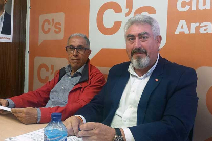El alcalde de Peñaranda (izq) junto al procurador José Ignacio Delgado.-L. V.