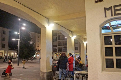 Medina de Pomar se quedó en la tarde de ayer a oscuras para mostrar cómo se verían las calles sin comercios...-ECB