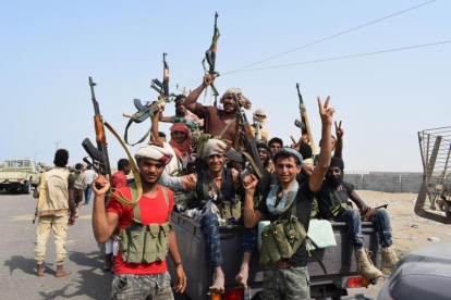 Fuerzas gubernamentales yemenies participan en toma de posiciones en la ciudad portuaria de Al Hudeida en el oeste del Yemen-EPA