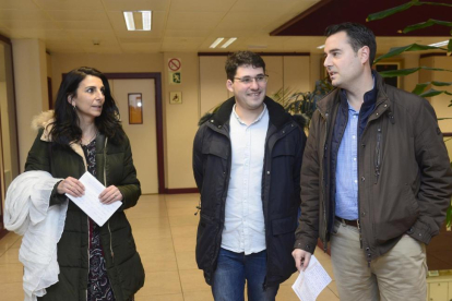 Los portavoces de los grupos municipales del PSOE, Daniel de la Rosa (D); Imagina Burgos, Raúl Salinero (C); y Ciudadanos, Gloria Bañeres, comparecen en una rueda de prensa conjunta.-ICAL