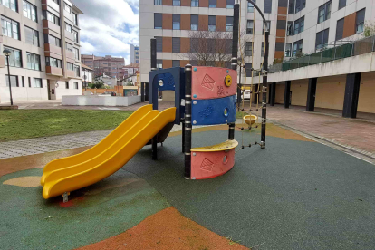 El tobogán del parque infantil renovado. Aún quedan pintadas. ECB