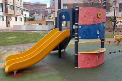 El tobogán del parque infantil renovado. Aún quedan pintadas. ECB