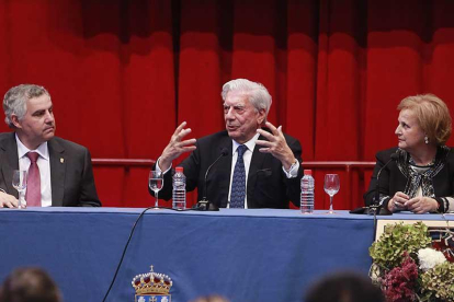 Vargas Llosa en un momento del encuentro con los ciudadanos.-RAÚL G. OCHOA