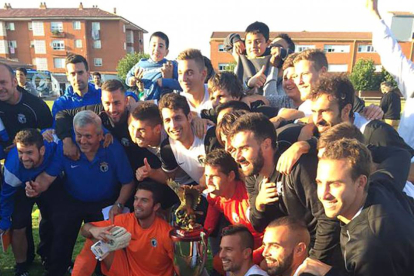 La plantilla del BurgosCF posa con el Trofeo de La Galleta conquistado ayer en Aguilar de Campoo.-TWITTER/ BURGOS CF