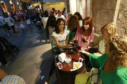 Una de las calles más céntricas de Burgos en la que se concentra  la gente para disfrutar  del vermú.-RAÚL G. OCHOA