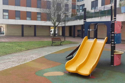 El tobogán del parque infantil renovado, así como la superficie de caucho. ECB