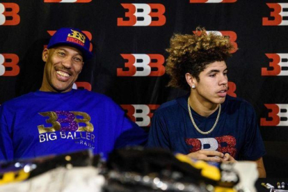 LaVar Ball, con su hijo LiAngelo en Hong Kong.-AFP / ANTHONY WALLACE