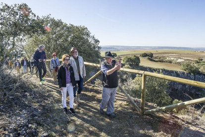 En primer lugar, Miguel Ángel Pinto, durante el paseo inaugural por el sendero.-ISRAEL L. MURILLO