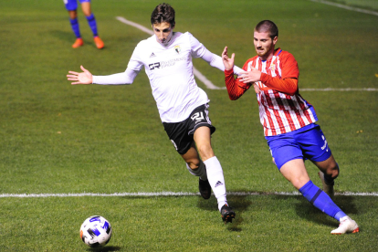 Guillermo trata de zafarse del marcaje de un defensor del Sporting de Gijón B. ISRAEL L. MURILLO
