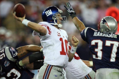 Espectacular lance en un partido de la Super Bowl, entre New York Giants y New England Patriots, en Arizona.-GABRIEL BOUYS