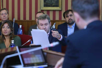 Lacalle, leyendo ayer el acta del pleno del año pasado con las declaraciones que recriminó a De la Rosa.-RAÚL OCHOA