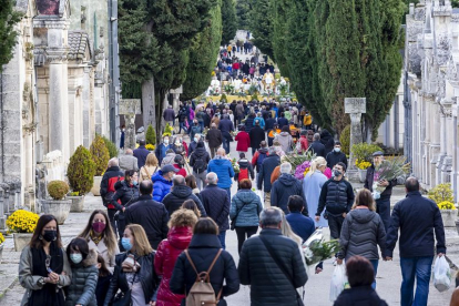 La avenida principal del cementerio de Burgos repleta de personas mientras el arzobispo celebraba la misa del día de Todos los Santos. SANTI OTERO