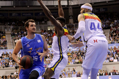 Paul Zipser entra a canasta en el choque ante Andorra.-ACB PHOTO / M. GONZÁLEZ