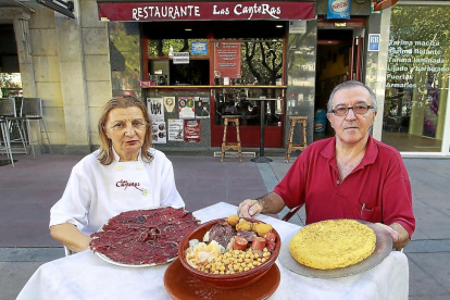 Pili Fernández y Antonio Gorgojo, Pili y Antonio, con la cecina de León, el cocido maragato y la afamada tortilla de patatas.-J. M. LOSTAU