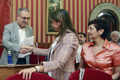Ángel Martín (Vox) saluda a Carolina Blasco e Isabel Bringas (PP).  RAÚL G. OCHOA