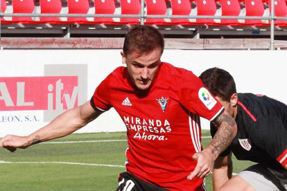 Borja Sánchez jugó el play-off de ascenso con el Mirandés-Jose Esteban Egurrola