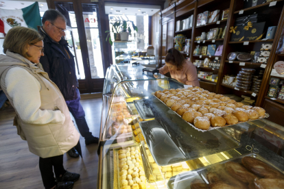 Dos clientes se llevan unos buñuelos en una pastelería del centro. SANTI OTERO
