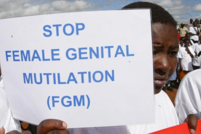 Una mujer sostiene una cartel contra la Mutilación Genital Femenina en una protesta en Kenia.-EL PERIÓDICO