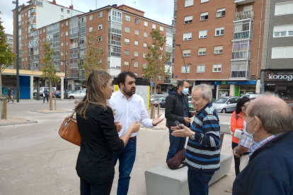 Blasco y Berzosa hablan con varios vecinos del entorno de la plaza de Santiago.