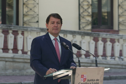 <p> El presidente de la Junta, Alfonso Fernández Mañueco, durante la rueda de prensa.- ICAL </p>