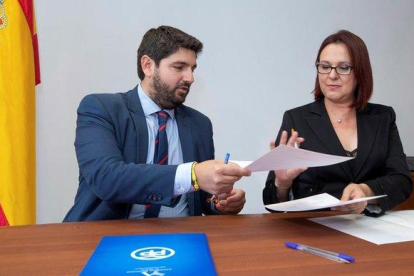 Fernando López Miras, y la diputada de Ciudadanos Isabel Franco durante la firma de su acuerdo bipartito de 72 medidas.-EFE / MARCIAL GUILLÉN