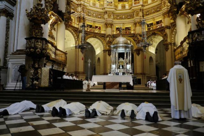 anapixel  Escándalo en la Iglesia Trasladados los cuatro detenidos por pederastia para el registro de una vivienda La inspección se ha realizado en un chalet del municipio granadino de Pinos Genil El arzobispo de Granada se postra ante el altar para pedir-MAYKA NAVARRO