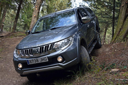 Al volante del L200, Cristina probó su fiabilidad con giros, derrapajes... Una maestra al volante en un ‘monstruo’ que domina el off road, alejándose en su interior de ese aspecto industrial que anteriores generaciones portaba.-HÉCTOR FUSTEL