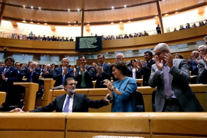 Los senadores del PP y los miembros del Gobierno aplauden a Mariano Rajoy en el Senado, donde ha defendido el 155.-JUAN MANUEL PRATS