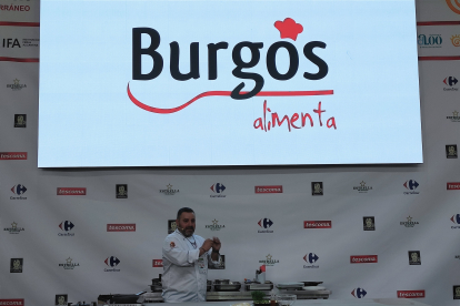 El Chef Antonio Arrabal, de La Jamada, subió al escenario de Alicante Gastronómica para mostrar el 'ADN de la cocina burgalesa'.