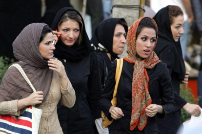 Mujeres iranís en una calle de la capital, Teherán, y llevando el velo.-AFP / ATTA KENARE (AFP)