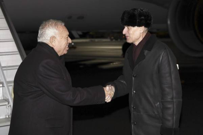 El ministro de Exteriores, José Manuel García-Margallo, es recibido por el embajador de España en Ucrania, Gerardo Ángel Bugallo, a su llegada a Kiev.-Foto: Paco Campos / EFE