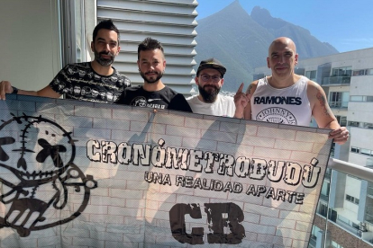 Cronómetrobudú, en Monterrey (México), con una bandera de su club de fans 'Una realidad aparte'. CRONÓMETROBUDÚ