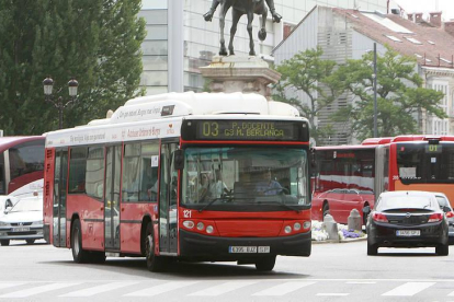 Imagen de un autobús municipal en la Plaza de Mio Cid-ECB