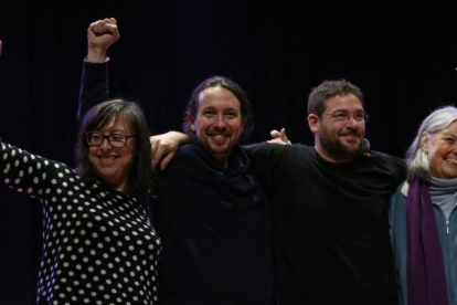Pablo Iglesias y Albano Dante Fachin, este viernes en un mitin en Sant Feliu de Llobregat.-ELISENDA PONS