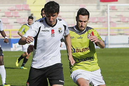 Galder Cerrajería avanza con el balón durante un partido con la camiseta del Burgos CF.-SANTI OTERO