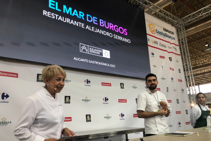 La prestigiosa chef Susi Díaz, del Restaurante La Finca de Elche, ejerció como anfitriona del cocinero mirandés Alejando Serrano.