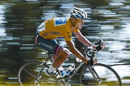 Lance Armstrong con el jersey amarillo y la publicidad de US Postal.-
