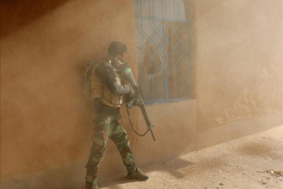 Un soldado iraquí durante los enfrentamientos con combatientes del estado islámico en Al-Qasr Sureste de Mosul, Irak.-REUTERS / GORAN TOMASEVIC